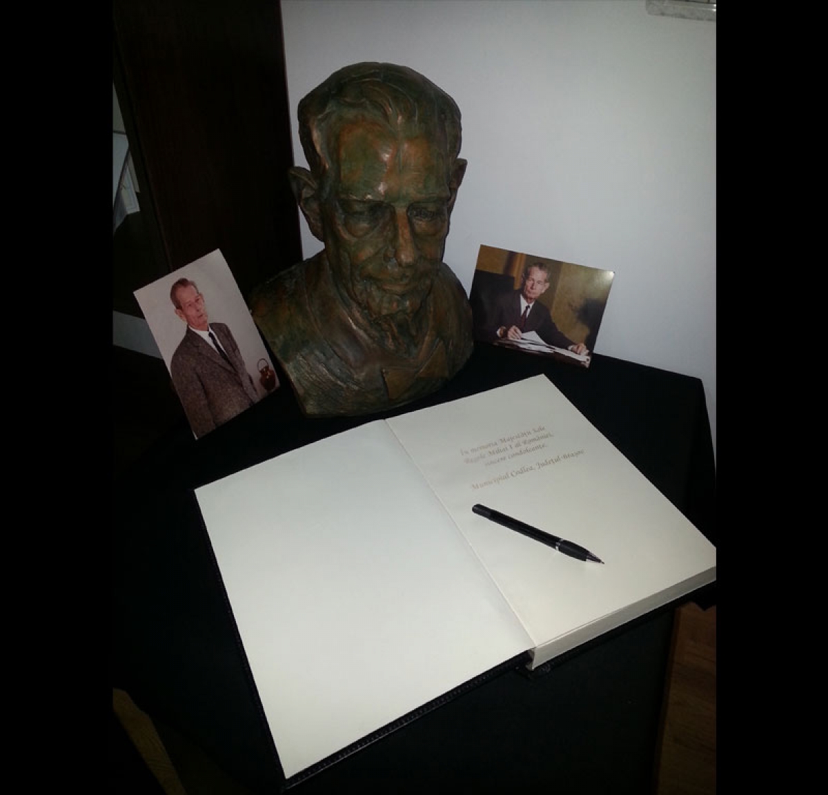 Carte pentru exprimarea mesajelor de condoleanțe, deschisă &icirc;n memoria Regelui Mihai I, la Muzeul Tradițiilor Codlene!